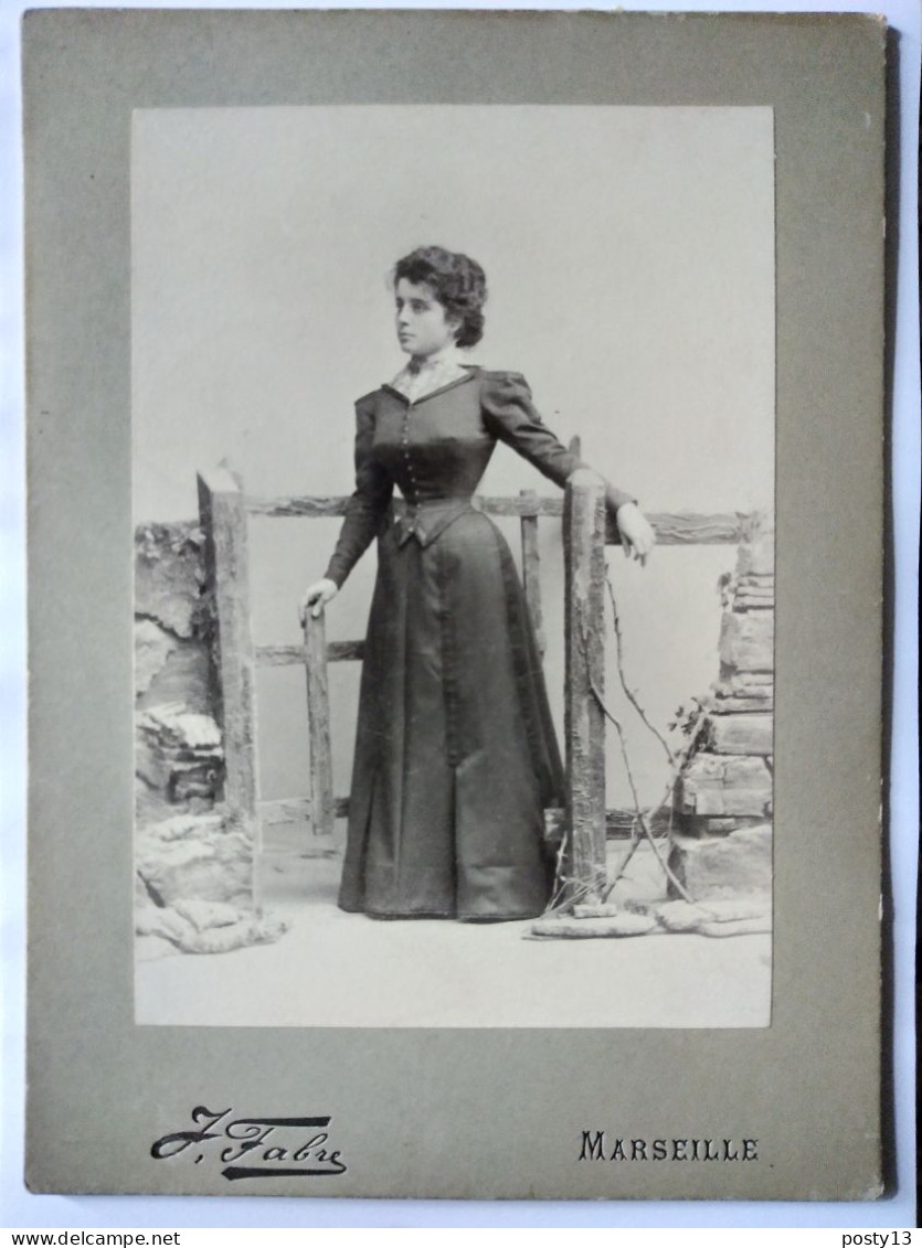 Photographie Ancienne GF Cartonné - Jeune Femme Mode D'époque Circa 1900 - Photo Fabre, Marseille - TBE - Anonieme Personen