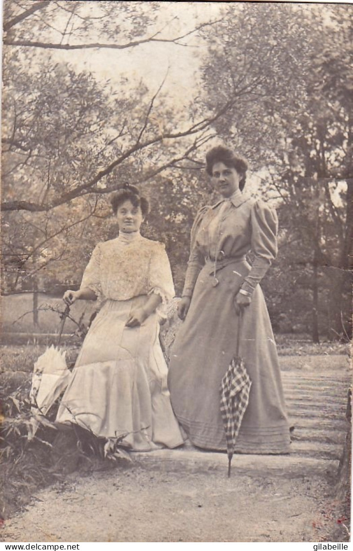 Carte Photo - Pose De Deux Jeunes Femmes Elegantes Avec Leur Ombrelle - Photographs