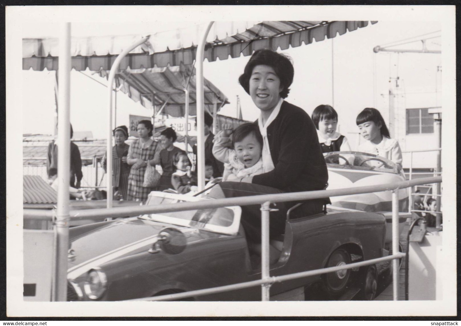 Superbe Photo Amateur Belle Scène De Manège! Fête Foraine, Voiture Enfant Funfair JAPAN JAPON 7,7x11 Cm - Plaatsen