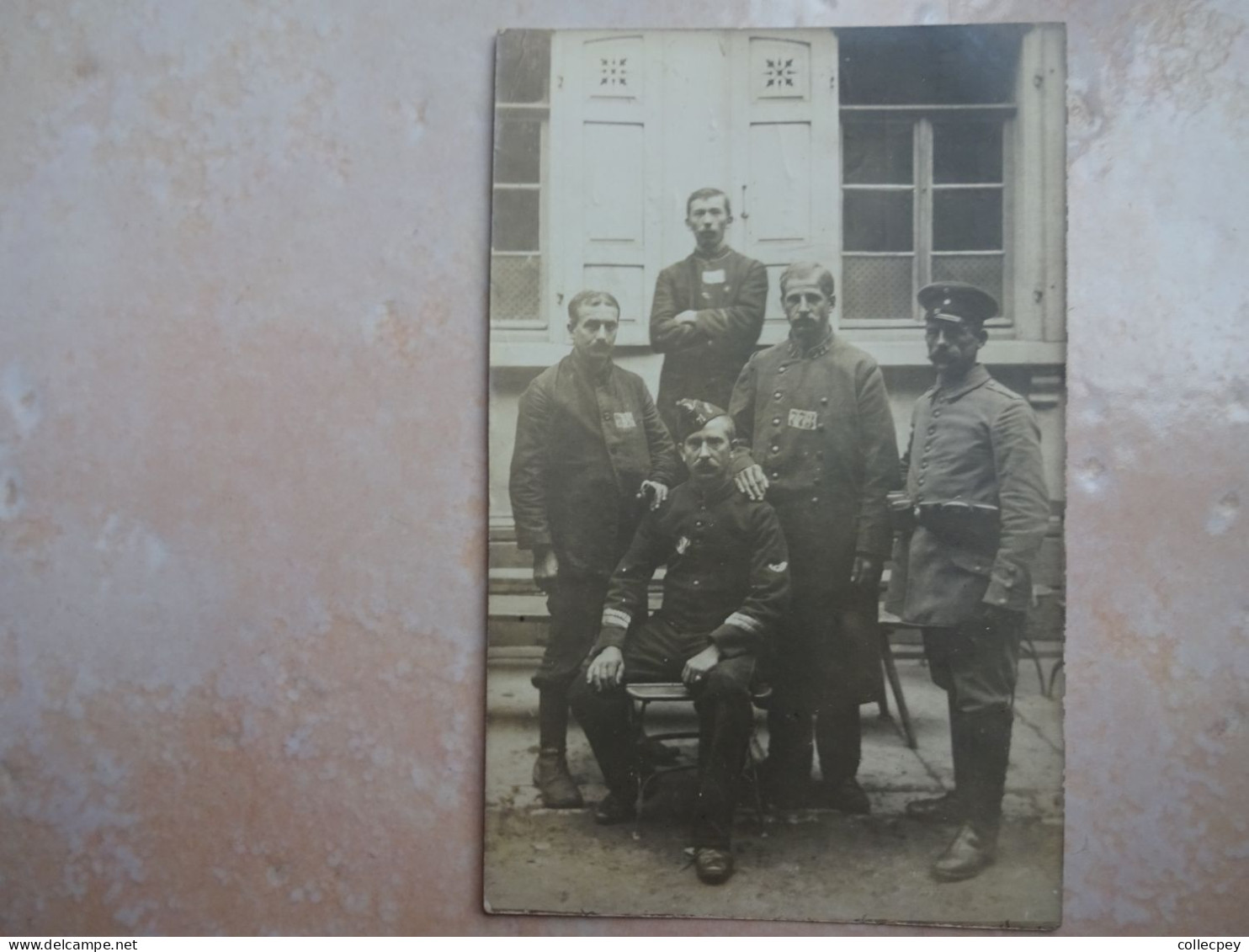 Carte Photo Groupe De Prisonniers Dans Un Camp En ALLEMAGNE Guerre 14-18 - Guerre 1914-18