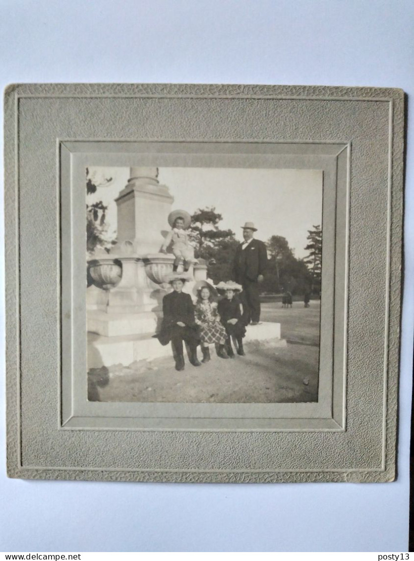 Photographie Ancienne Famille - Lieu à Identifier - Années 20/30 - Cartonnage Grainé 13,5 X 13,5 Cm. TBE - Personas Anónimos