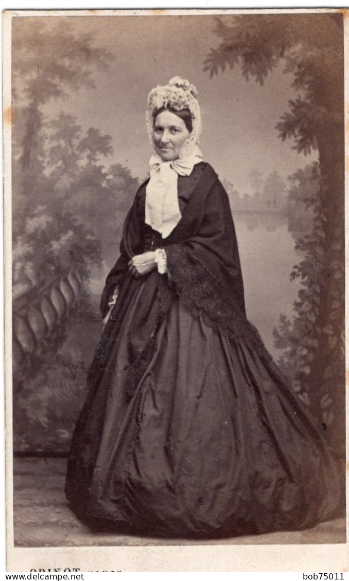 Photo CDV D'une Femme élégante Posant Dans Un Studio Photo A Nancy  En 1867 - Oud (voor 1900)