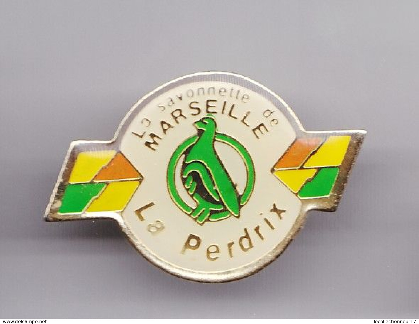 Pin's La Savonnerie De Marseille La Perdrix Réf 3431 - Städte