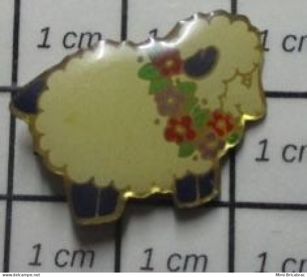 3517 Pin's Pins / Beau Et Rare / ANIMAUX / MOUTON NOIR ET BLANC AVEC UN COLLIER DE FLEURS - Animals