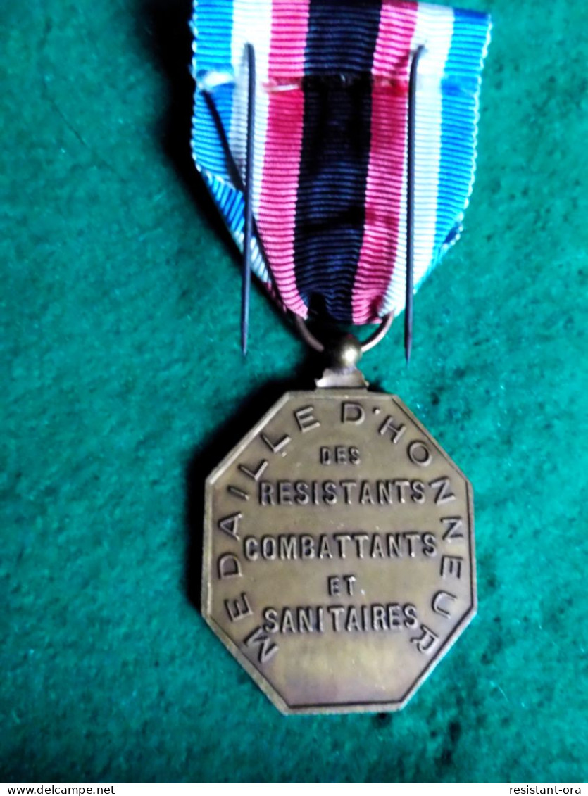 Médaille D'Honneur Des Résistants Combattants Et Sanitaires .moustique - Frankreich