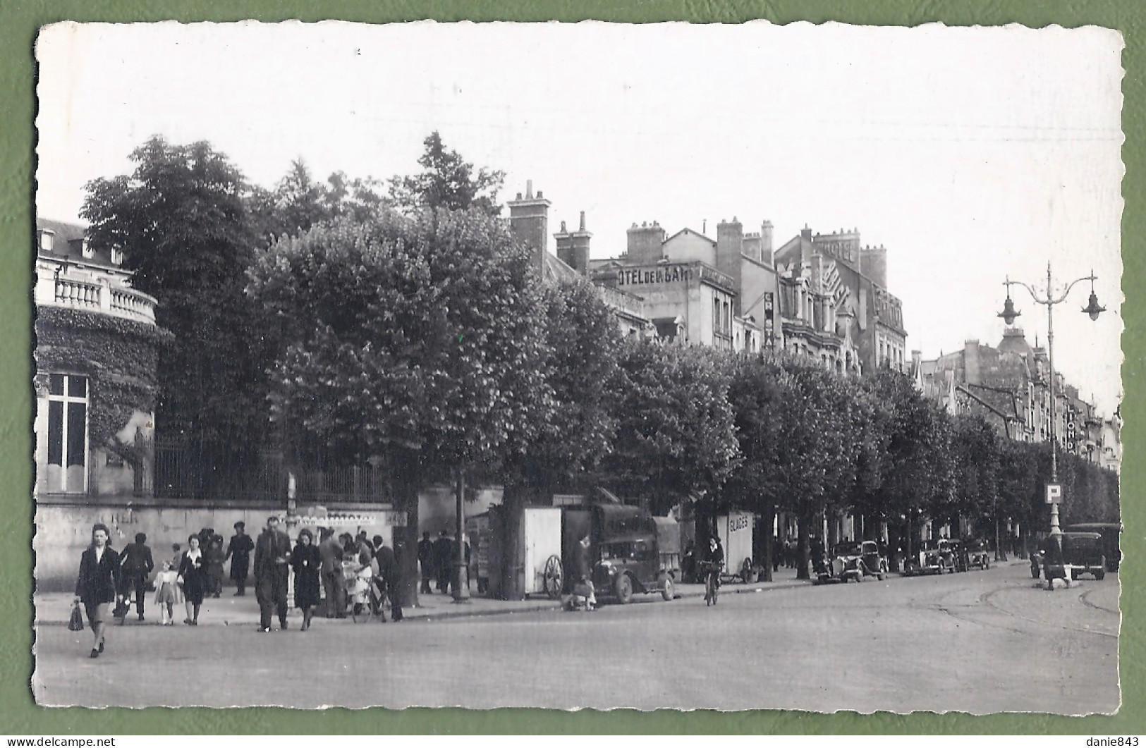 CPSM - MARNE - REIMS - PLACE DROUET D'ERLON - Animation, Automobile, Camionette, Marchand De Glaces - Reims