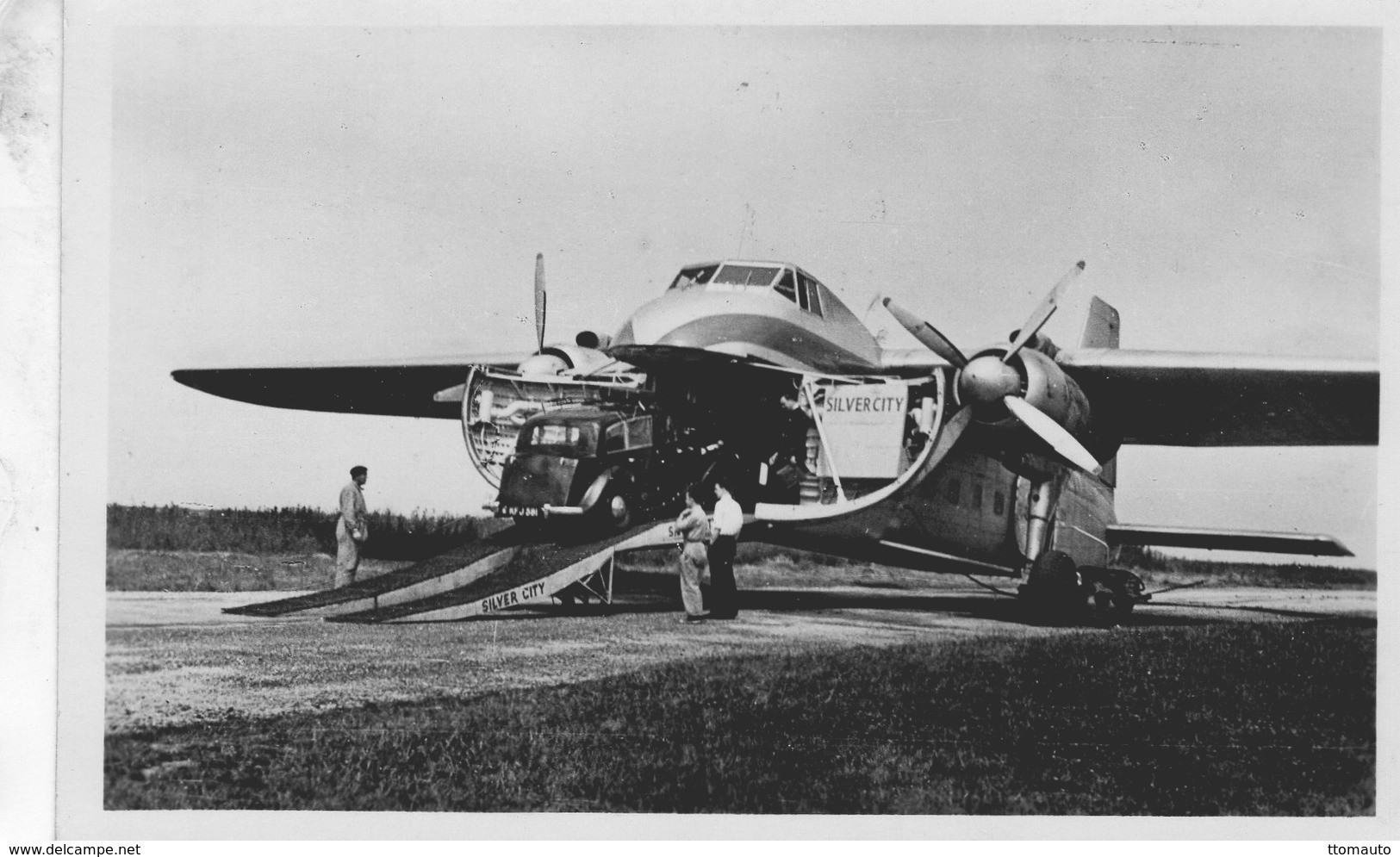 Triumph Renown Entrée Un Bristol  Freighter Silver-City Airways A Aéroport Cherbourg-Maupertus 1950s - 15x10cms PHOTO - 1946-....: Ere Moderne