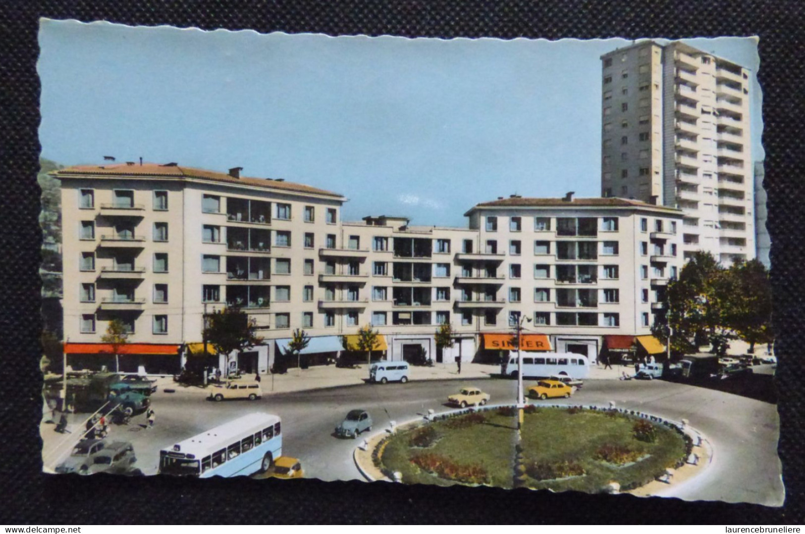 83 -  VAR  -  TOULON -  PLACE NOEL BLACHE  (VOITURE ET AUTOBUS ANCIENS) - Toulon