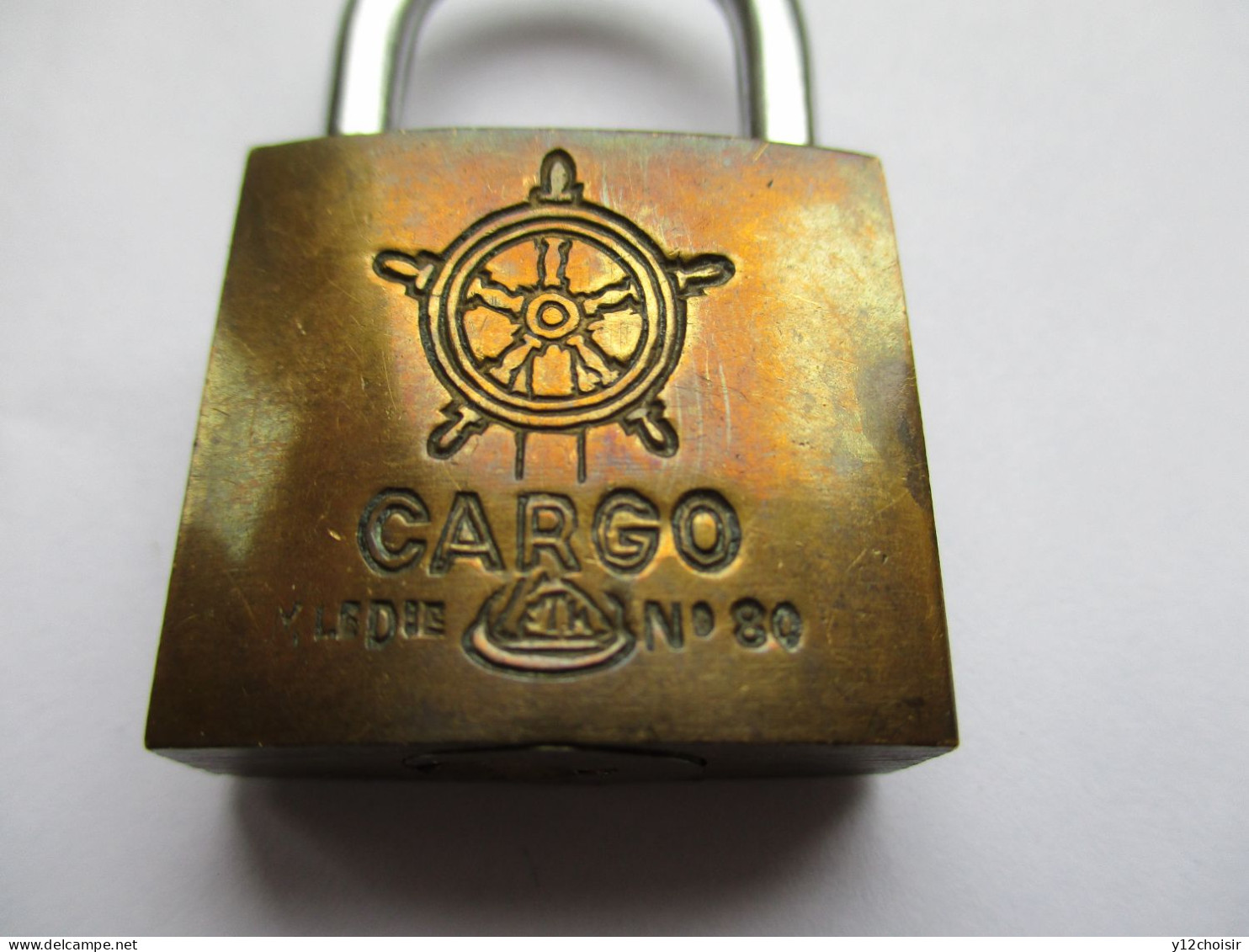 Petit Cadenas ( Cuivre ? ) CEMENTE CARGO  N° 80 Avec Ses Deux Clefs . Barre De Gouvernail De Pilotage D'un Navire - Altri & Non Classificati