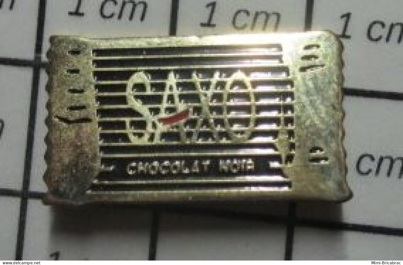 3517  Pin's Pins / Beau Et Rare / ALIMENTATION / SAXO CHOCOLAT NOIR - Alimentation