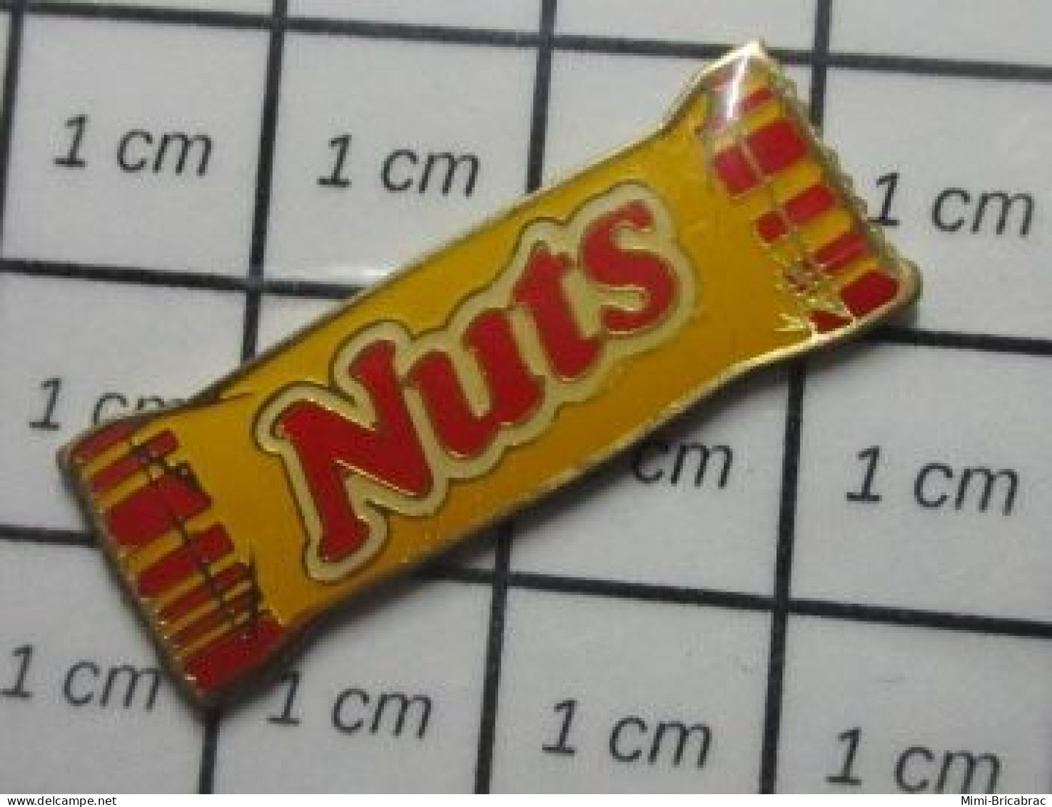 3517  Pin's Pins / Beau Et Rare / ALIMENTATION / BARRE CONFISERIE CHOCOLAT NUTS - Lebensmittel