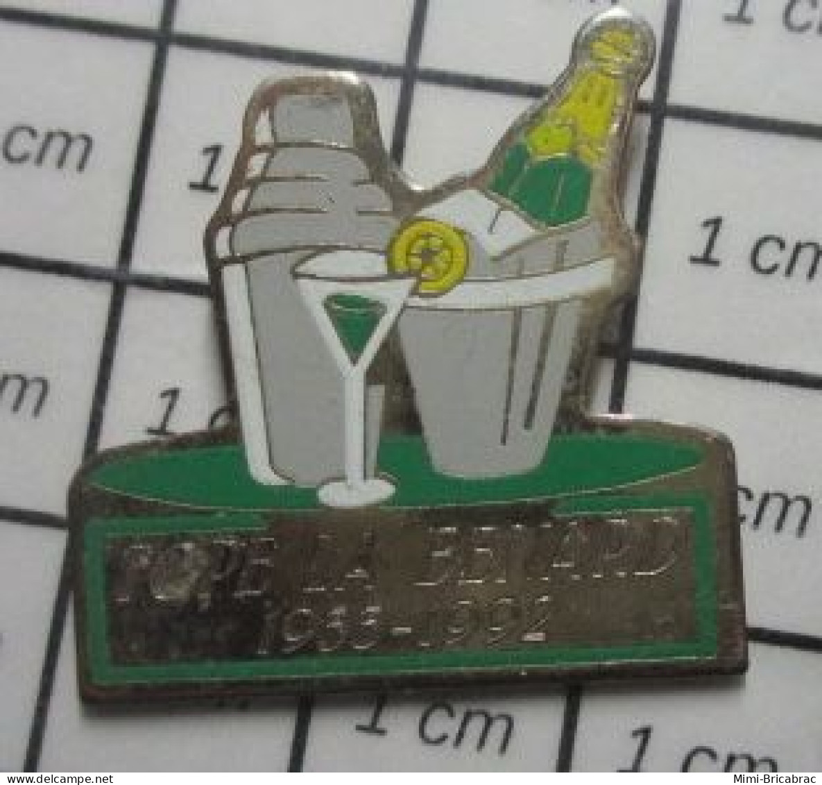 3517  Pin's Pins / Beau Et Rare / BOISSONS / BOUTEILLE DE CHAMPAGNE DANS UN SEAU A GLACE - Dranken