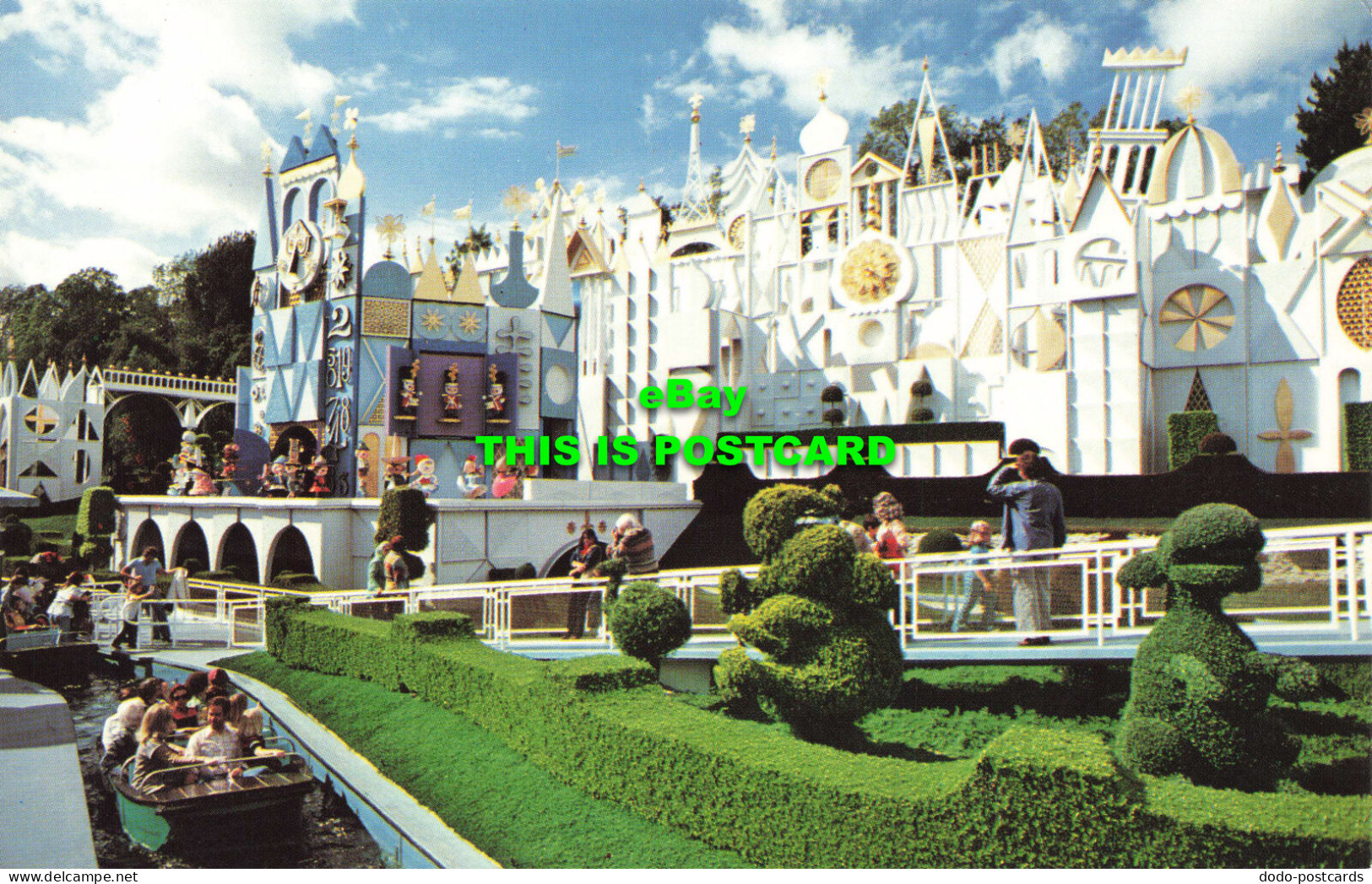 R572589 Its A Small World After All. Topiary Animals Seem To Sing The Praises Of - Monde