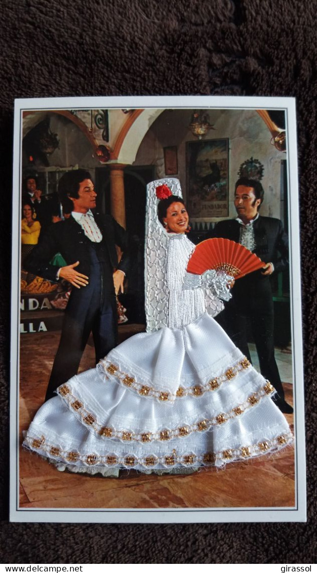 CARTE  BRODEE FOKLORE FOLKLORIQUE ESPAGNE ESPAGNOLE  COUPLE DANSE FLAMENCO ROBE BLANCHE EVENTAIL - Brodées