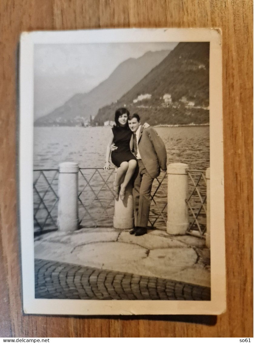 19401.  Fotografia D'epoca Coppia Uomo Donna In Posa Al Lago Aa '60 Italia - 10,5x7,5 - Personas Anónimos