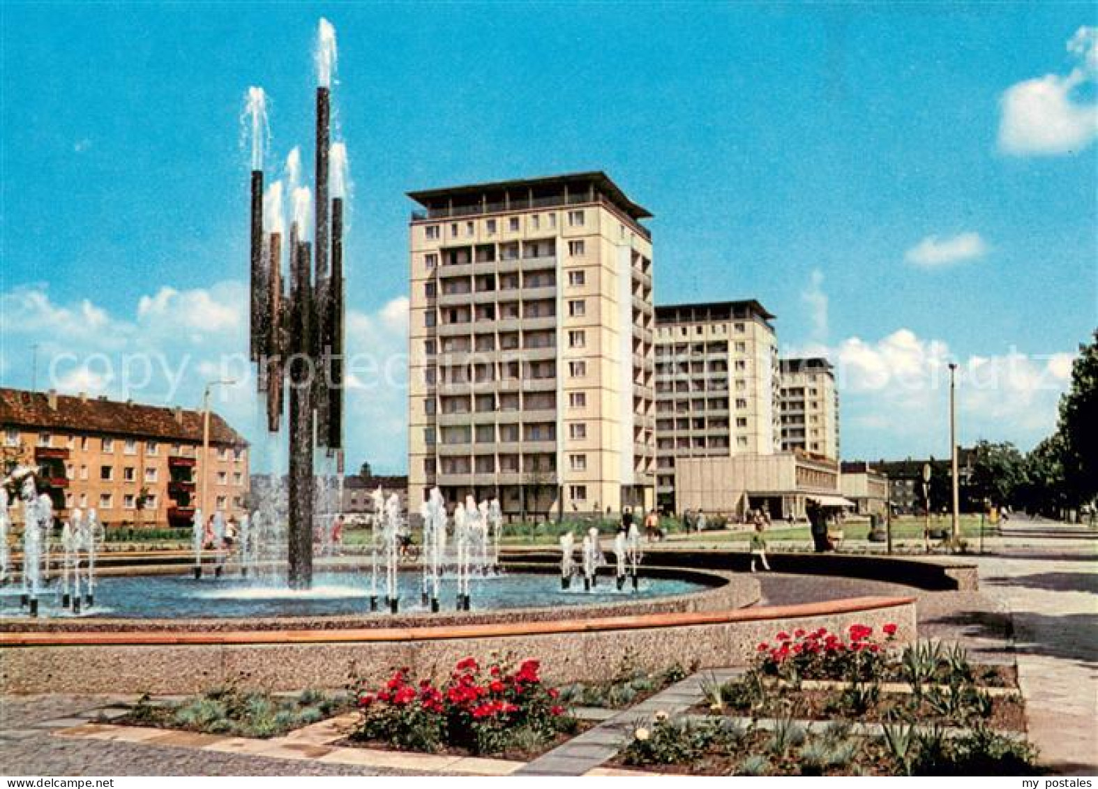 73653440 Halle Saale Chemiebrunnen Und Hochhaeuser In Der Leninallee Halle Saale - Halle (Saale)