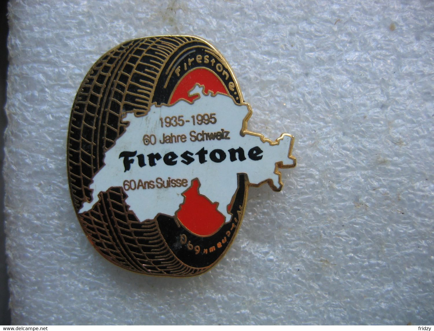 Pin's Des Pneus Firestone En Suisse Depuis 60 Ans (1935-1995) - Autres & Non Classés