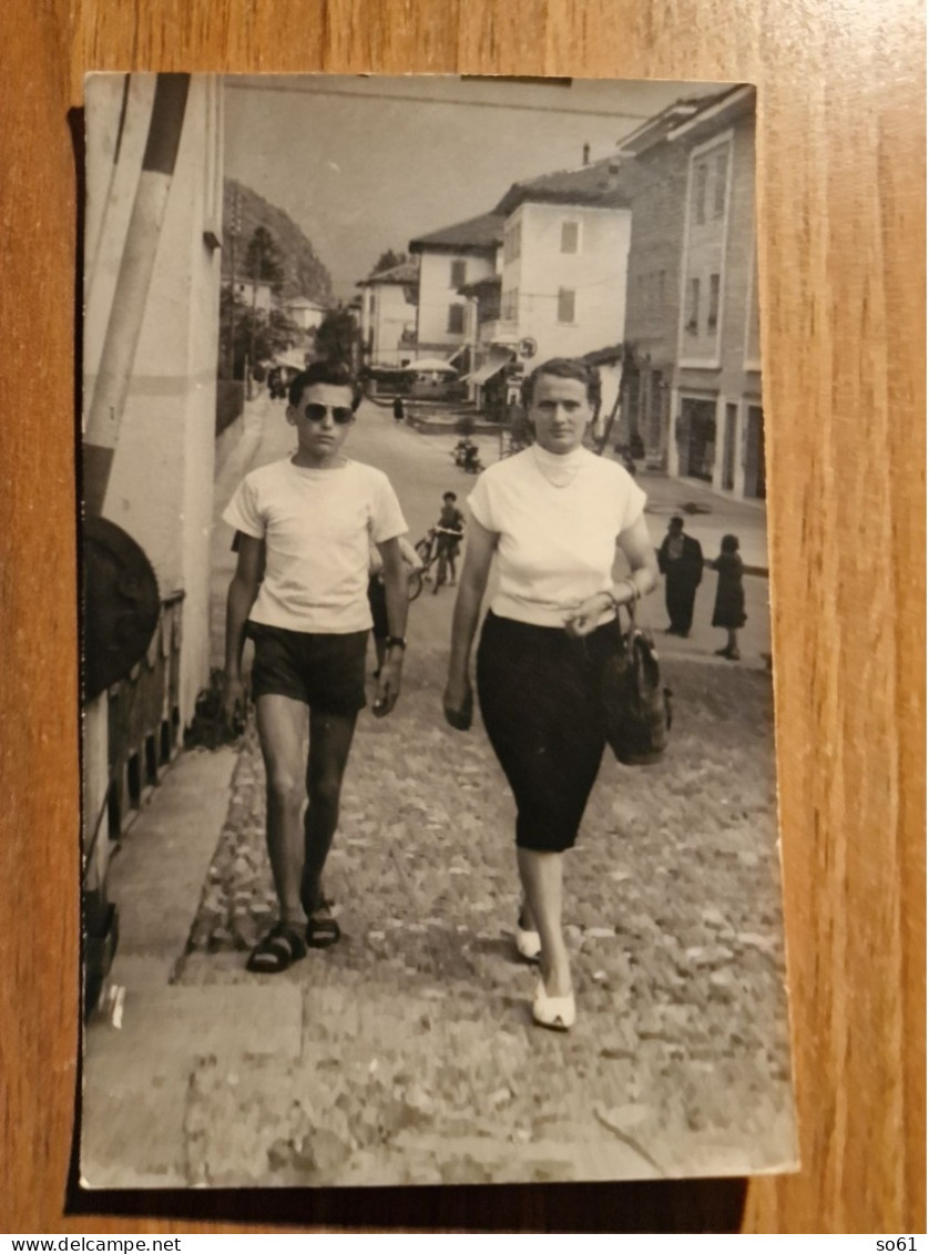 19402. Fotografia Cartolina Epoca Uomo Donna Passeggio Luogo Da Identificare Aa '60 Italia 14x9 Foto Cine Boario Brescia - Personas Anónimos