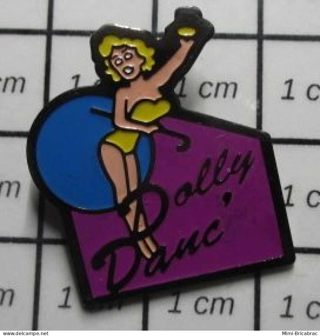 3517 Pin's Pins / Beau Et Rare / PIN-UPS / BLONDE SEXY EN MAILLOT JAUNE DOLLY DANC' - Pin-Ups