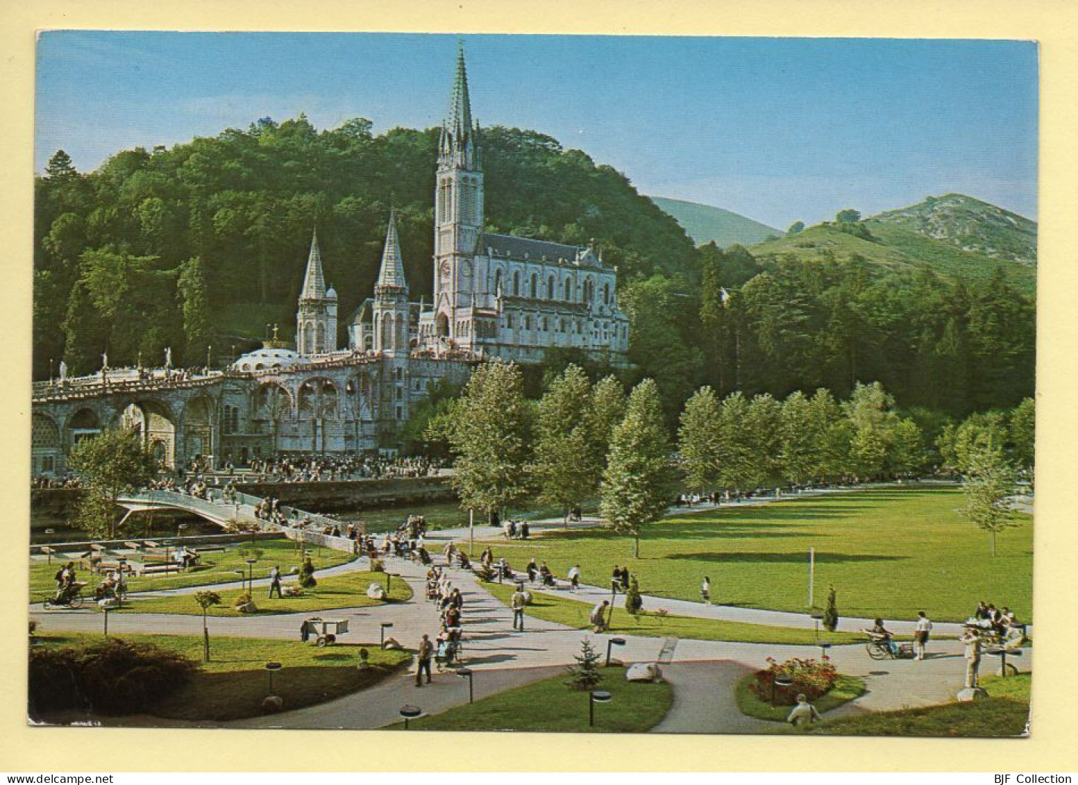 65. LOURDES – La Basilique Et La Prairie (animée) (voir Scan Recto/verso) - Lourdes