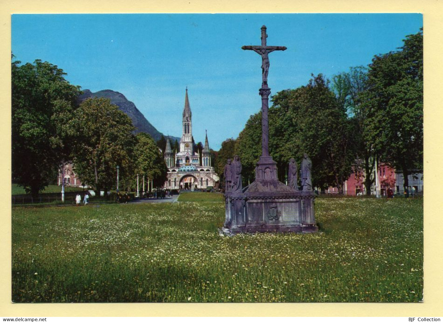 65. LOURDES – L'Esplanade Et La Basilique (animée) (voir Scan Recto/verso) - Lourdes
