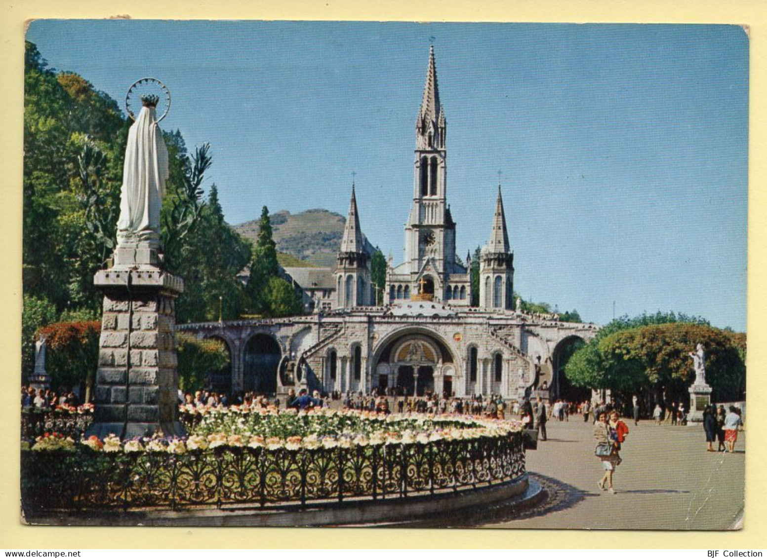 65. LOURDES – La Basilique Et La Vierge Couronnée (animée) (voir Scan Recto/verso) - Lourdes
