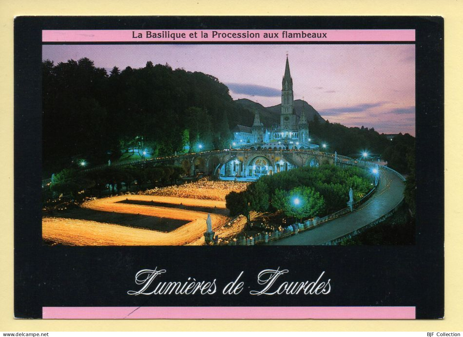 65. LOURDES – La Basilique Et La Procession Au Flambeaux (voir Scan Recto/verso) - Lourdes