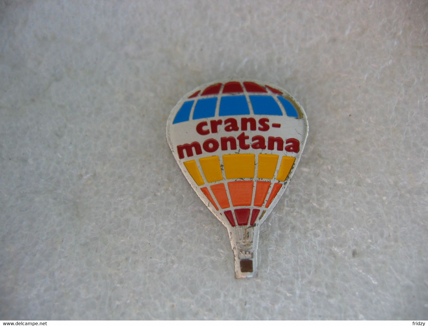 Pin's Montgolfiere Avec La Pub De La Ville Suisse CRANS-MONTANA - Fesselballons