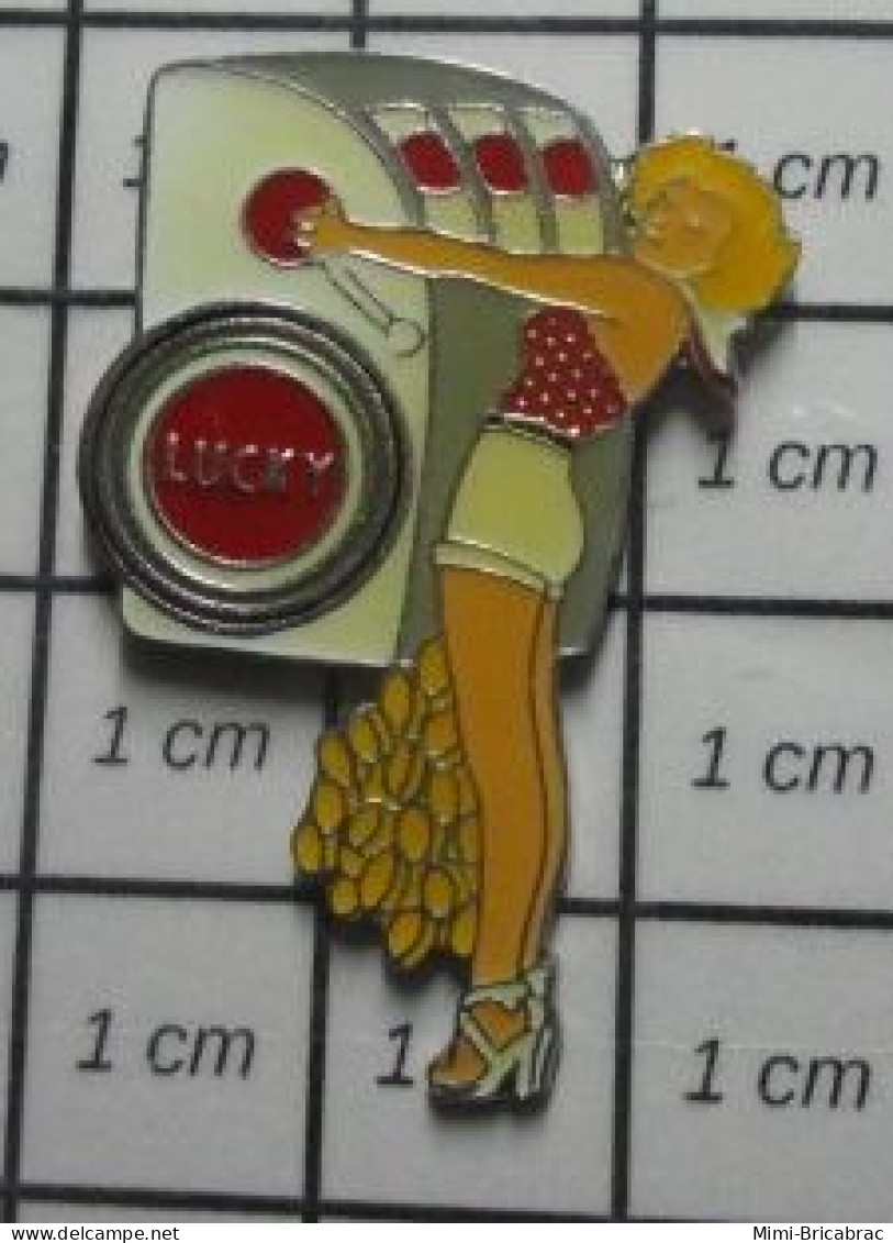 3517 Pin's Pins / Beau Et Rare / PIN-UPS / LUCKY STRIKE BLONDE  ET MACHINE A SOUS BANDIT MANCHOT - Pin-Ups