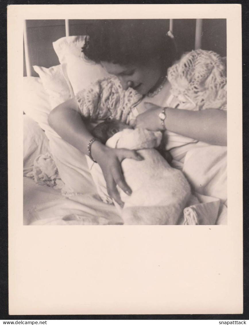 Jolie Photographie Ancienne D'une Femme Qui Donne Le Sein, Scène D'allaitement, Breastfeeding Mère Lait Maternel 9x12 Cm - Sonstige & Ohne Zuordnung