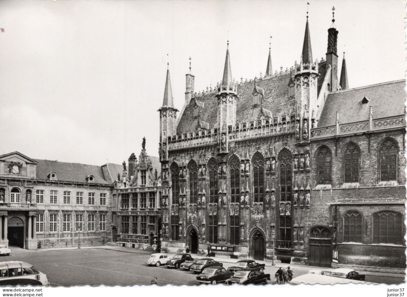 Bruges Hôtel De Ville, Voitures Simca 8  Sport Cabriolet, Citroen Traction, Americaine - Brugge