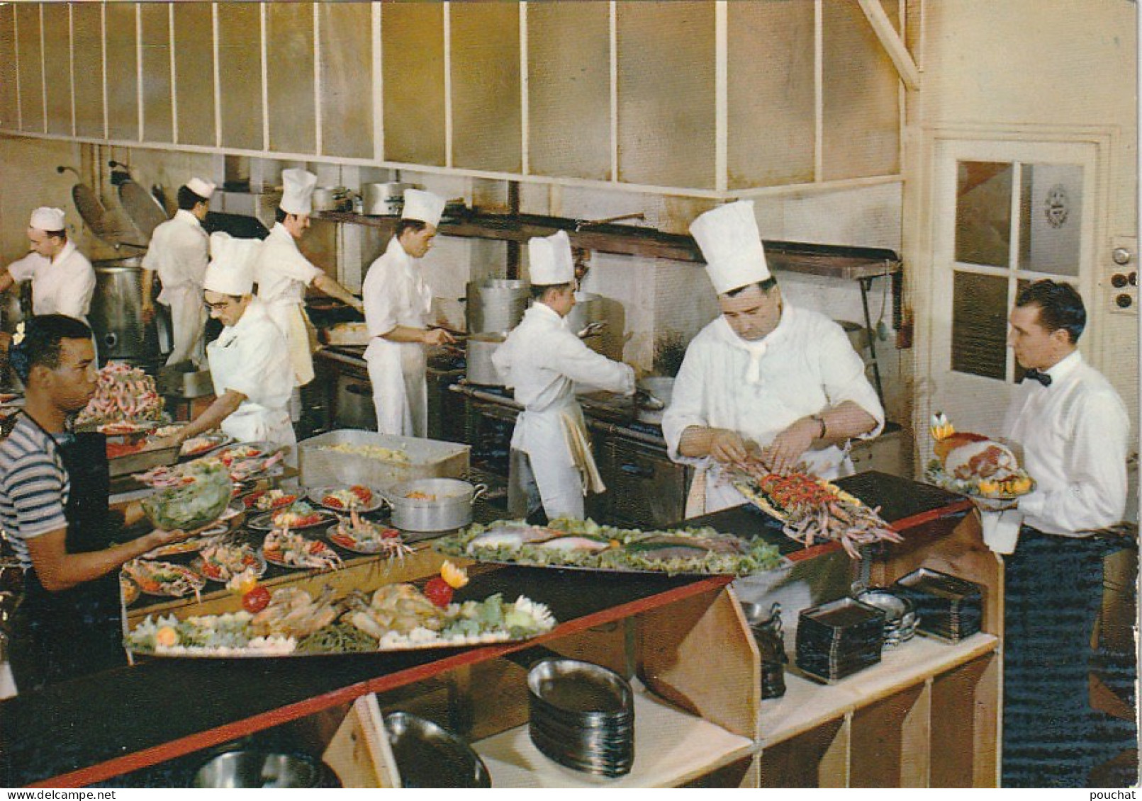 ZY 9- HASSI MESSAOUD ( ALGERIE ) - OUED IRARA - HOTEL " LA CROIX DU SUD " - CUISINE - BRIGADE PREPARANT LES PLATS - Otros & Sin Clasificación