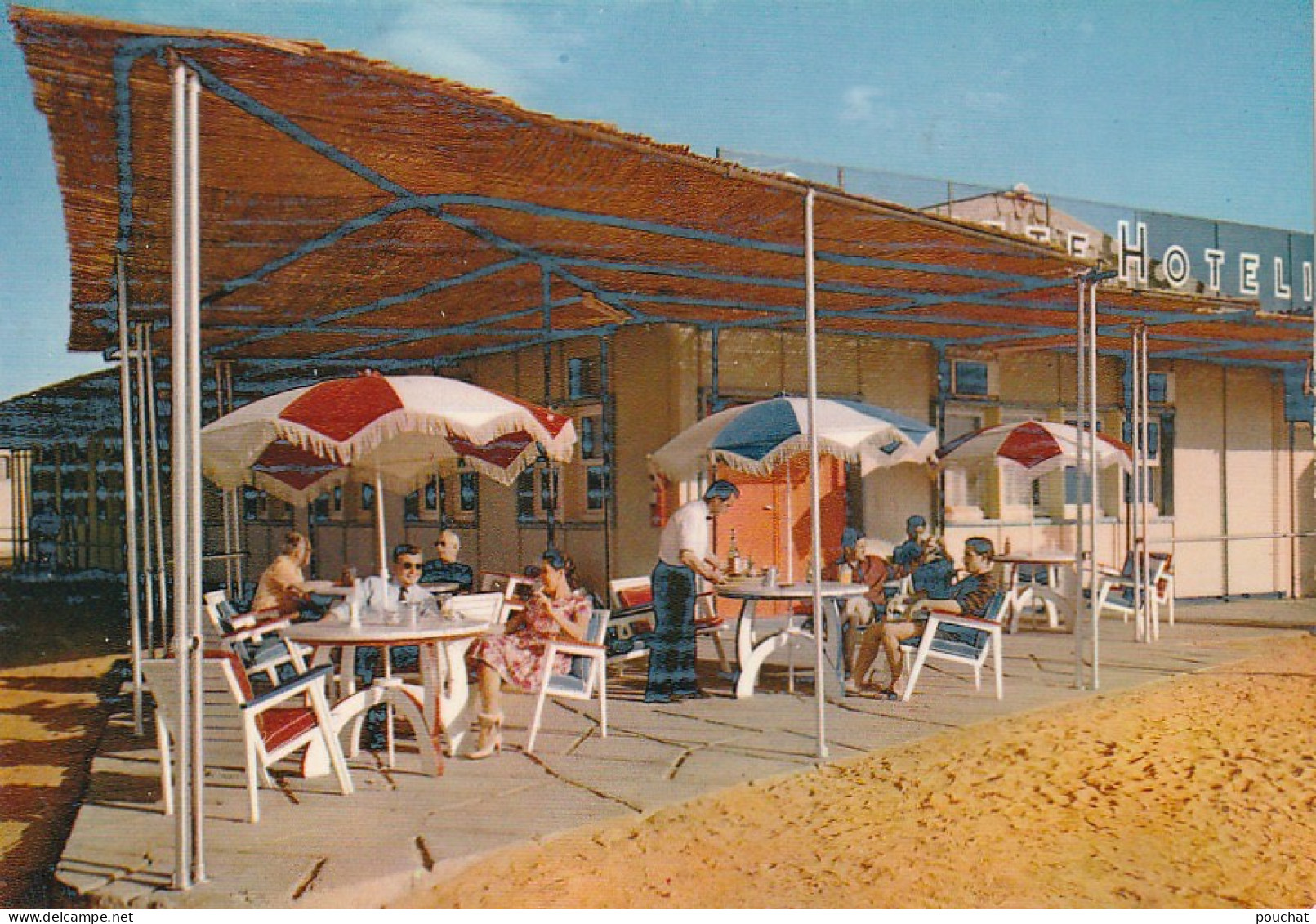 ZY 9- HASSI MESSAOUD ( ALGERIE ) - OUED IRARA - HOTEL " LA CROIX DU SUD " - LA TERRASSE DU BAR - ANIMATION - 2 SCANS - Otros & Sin Clasificación