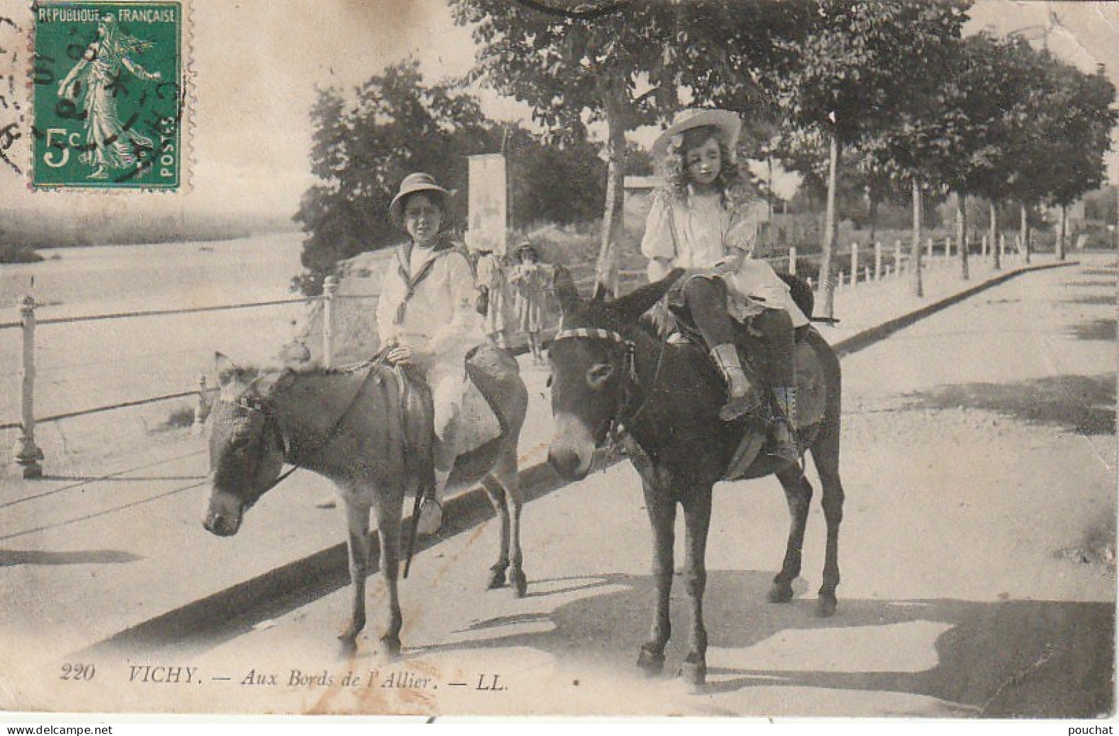 ZY 15-(03) VICHY - AUX BORDS DE L' ALLIER - PROMENADE A DOS D' ANES - 2 SCANS - Vichy