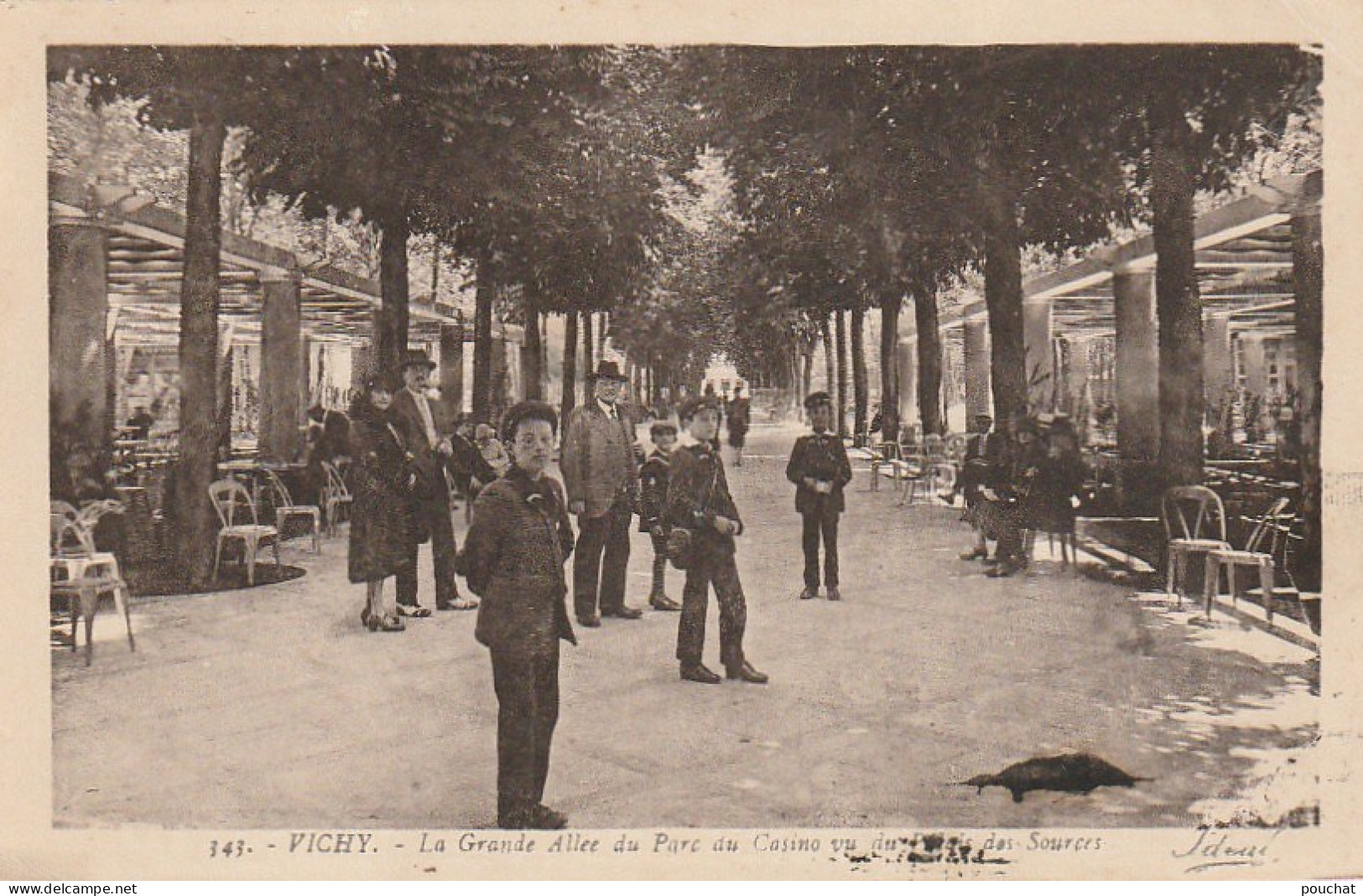 ZY 15-(03) VICHY - LA GRANDE ALLEE DU PARC DU CASINO VU DU PALAIS DES SOURCES - 2 SCANS - Vichy