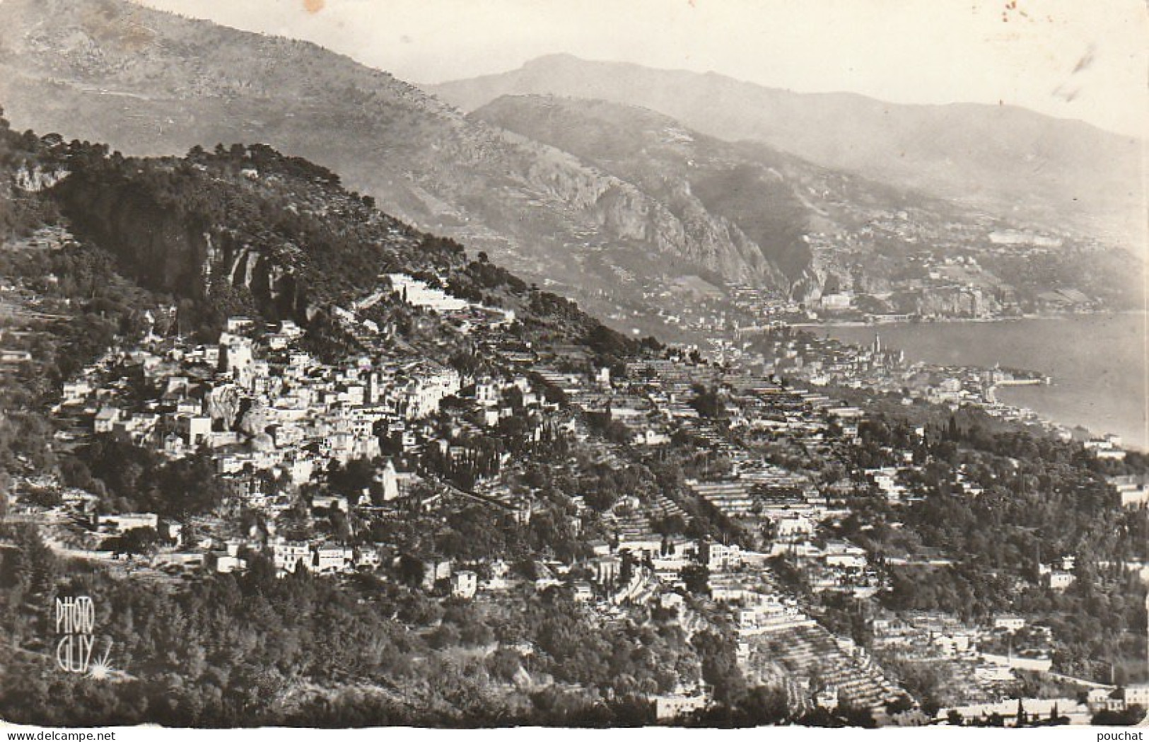 ZY 18-(06) ROQUEBRUNE VILLAGE - AU LOIN , MENTON , LA MEDITERRANEE ET LES MONTAGNES ITALIENNES - 2 SCANS - Roquebrune-Cap-Martin