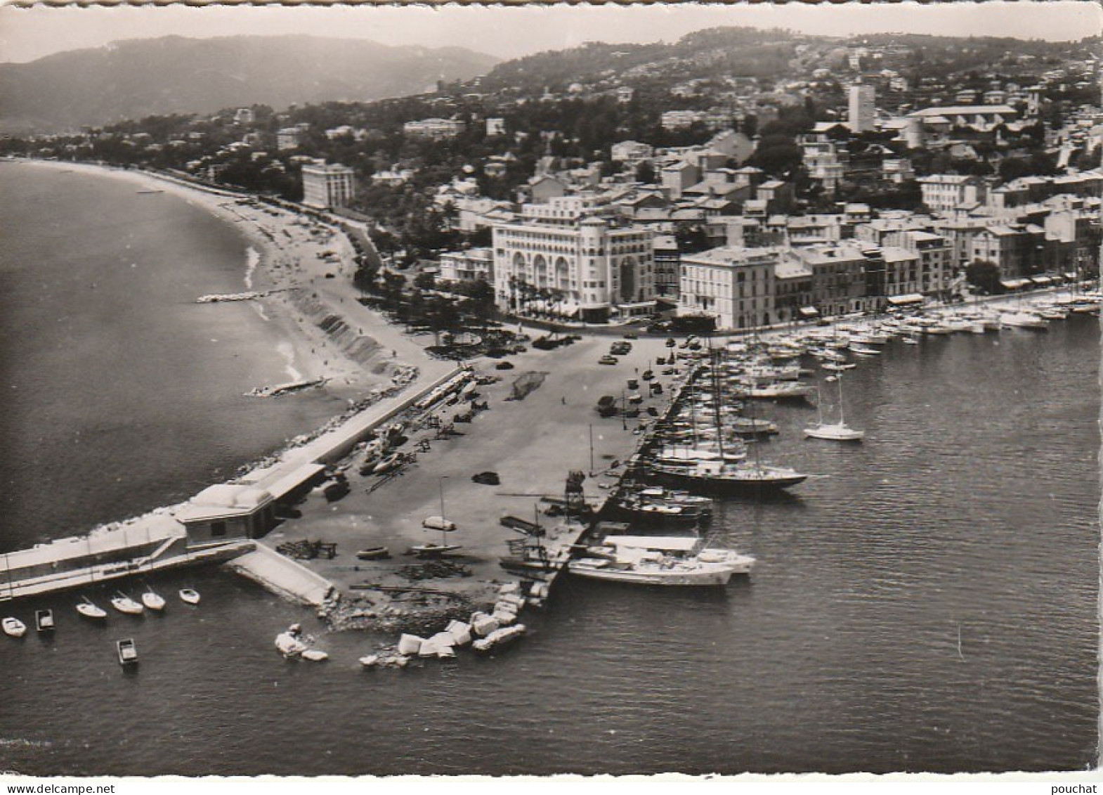 ZY 18-(06) CANNES - VUE AERIENNE SUR L' HOTEL MARTINEZ , UN COIN DU PORT ET JETEES ST PIERRE - 2 SCANS - Cannes