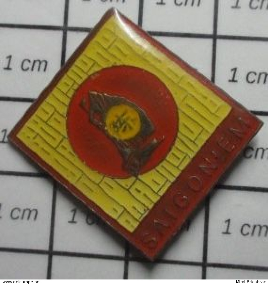 3517 Pin's Pins / Beau Et Rare / MILITARIA / SAIGON'EM NOSTALGIE DE LA DEFAITE US !! BATEAU JONQUE - Militair & Leger