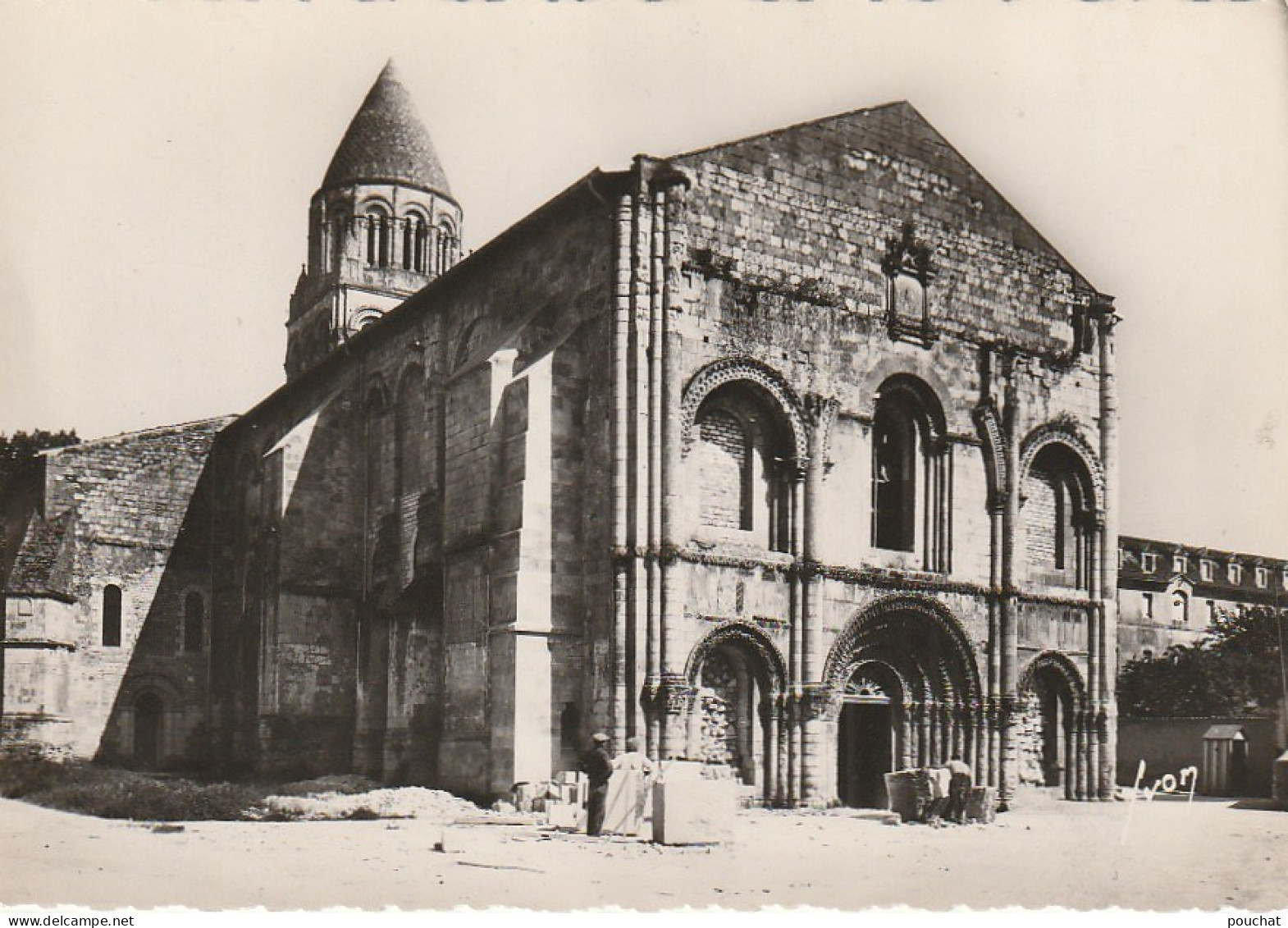 ZY 29-(17) SAINTES - ABBAYE DES DAMES - ANIMATION - OUVRIERS - 2 SCANS - Saintes