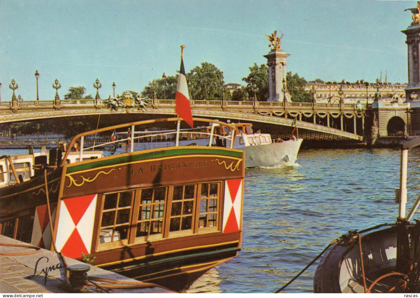 CPM - P - PARIS - LA SEINE AU PONT ALEXANDRE III - BATEAU - Bridges