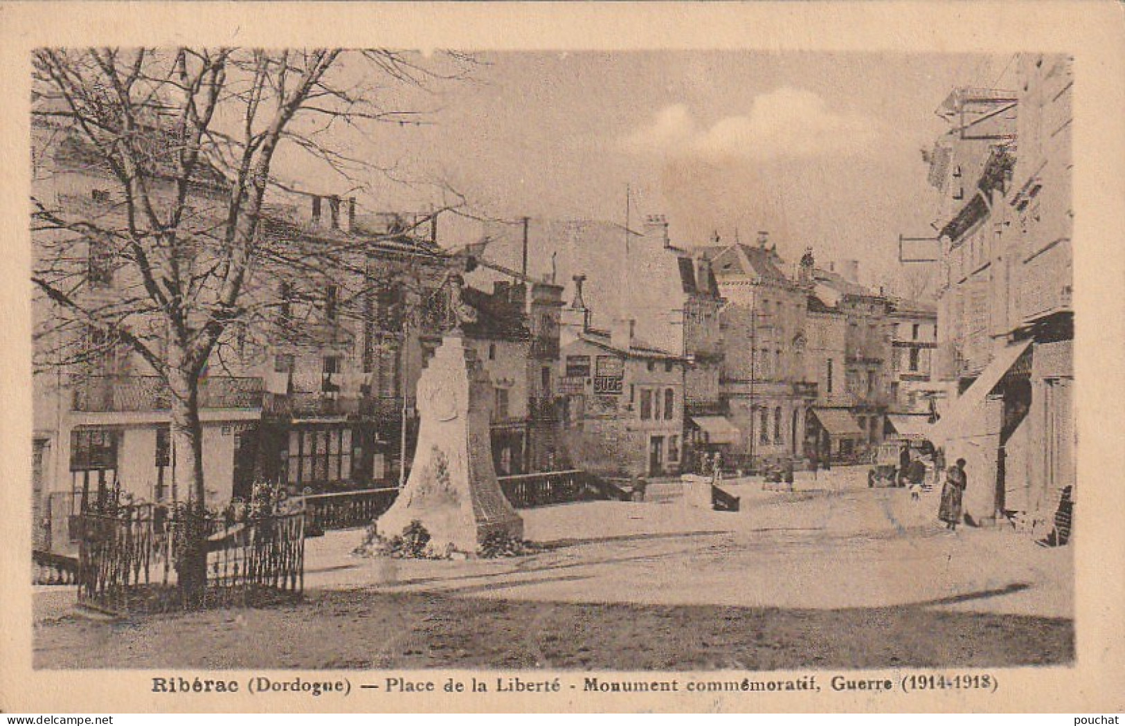 ZY 36-(24) RIBERAC - PLACE DE LA LIBERTE - MONUMENT COMMEMORATIF  , GUERRE ( 1914/1918 )- 2 SCANS - Riberac