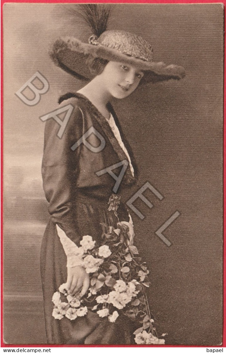 Belle Jeune Femme Au Grand Chapeau - Femmes