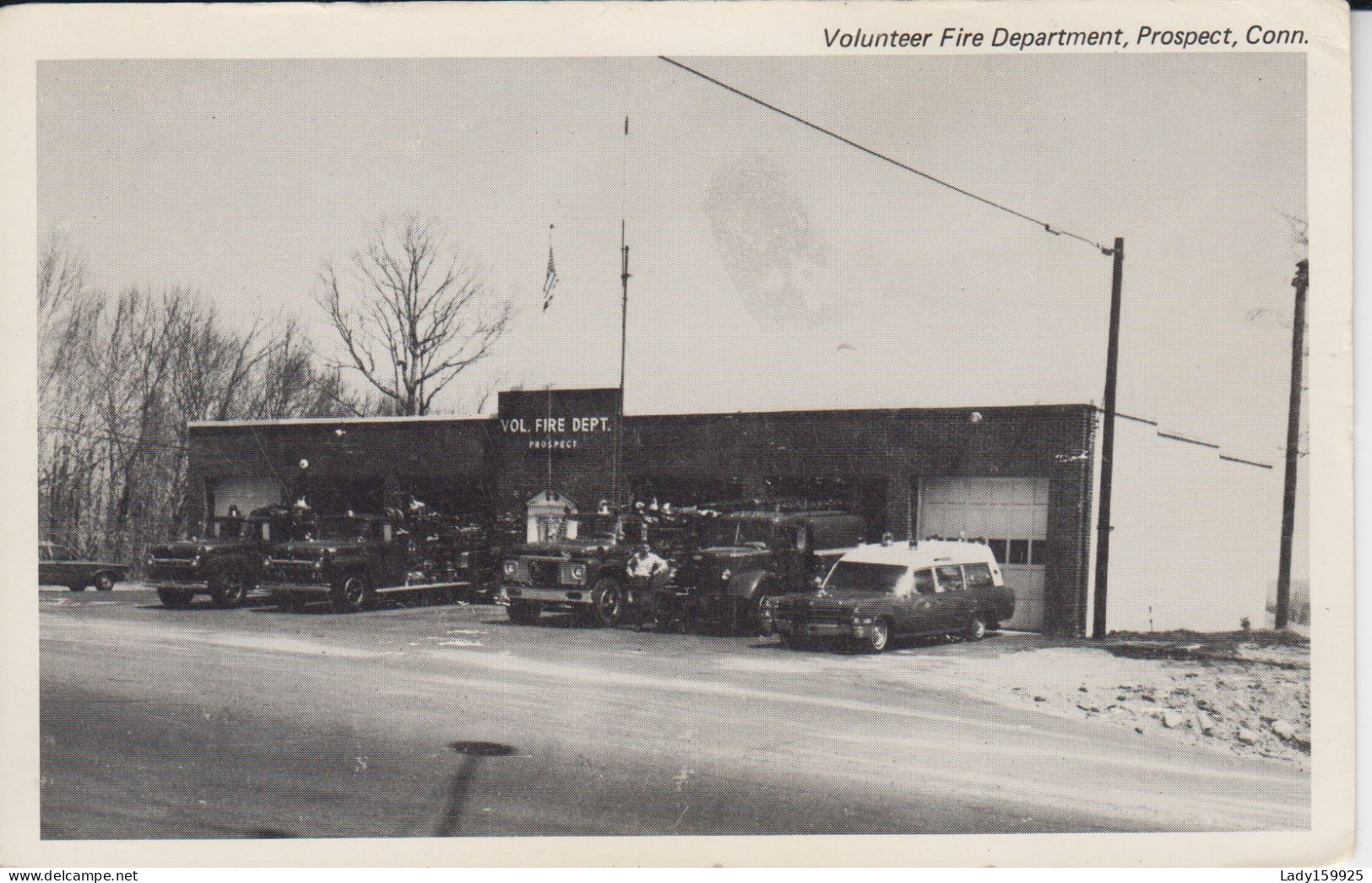Prospect, Volunteer Fire Department Conn USA Photo B&W Old Fire Trucks, Ambulance Garage A Man In Front Of A Truck 2 Sc - Andere & Zonder Classificatie