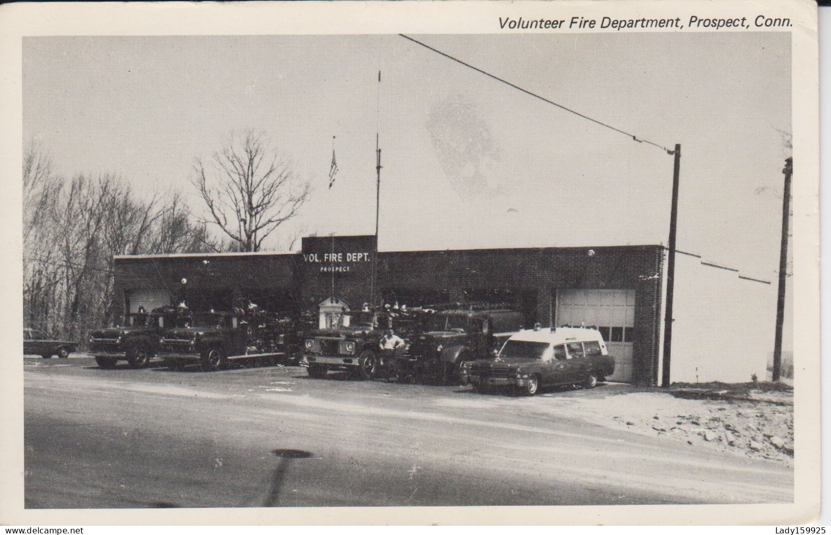 Prospect, Volunteer Fire Department Conn USA Photo B&W Old Fire Trucks, Ambulance Garage A Man In Front Of A Truck 2 Sc - Sonstige & Ohne Zuordnung