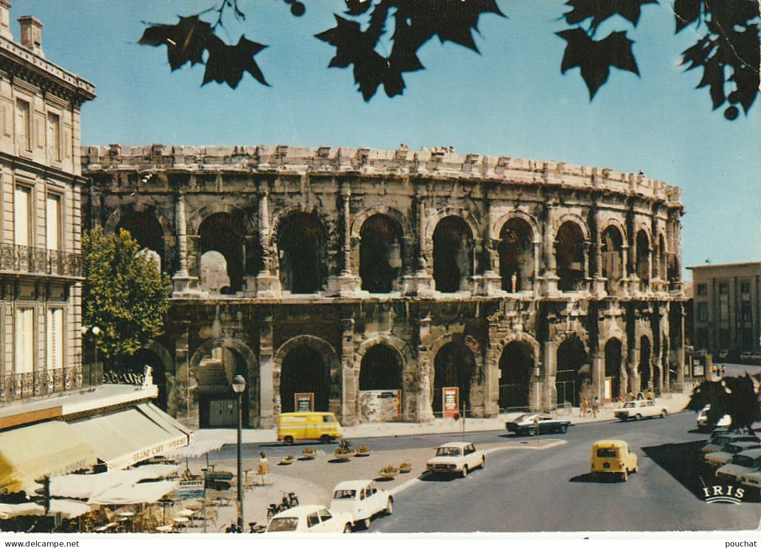 ZY 43-(30) NIMES - BOULEVARD V. HUGO - LES ARENES - GRAND CAFE - AUTOMOBILES : 2 CV , 4L FOURGONNETTE LA POSTE - 2 SCANS - Nîmes