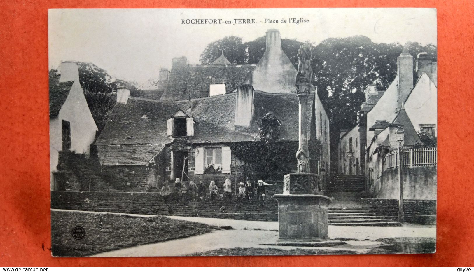 CPA (56) Rochefort En Terre. Place De L'église. Animation.  (7A.396) - Rochefort En Terre