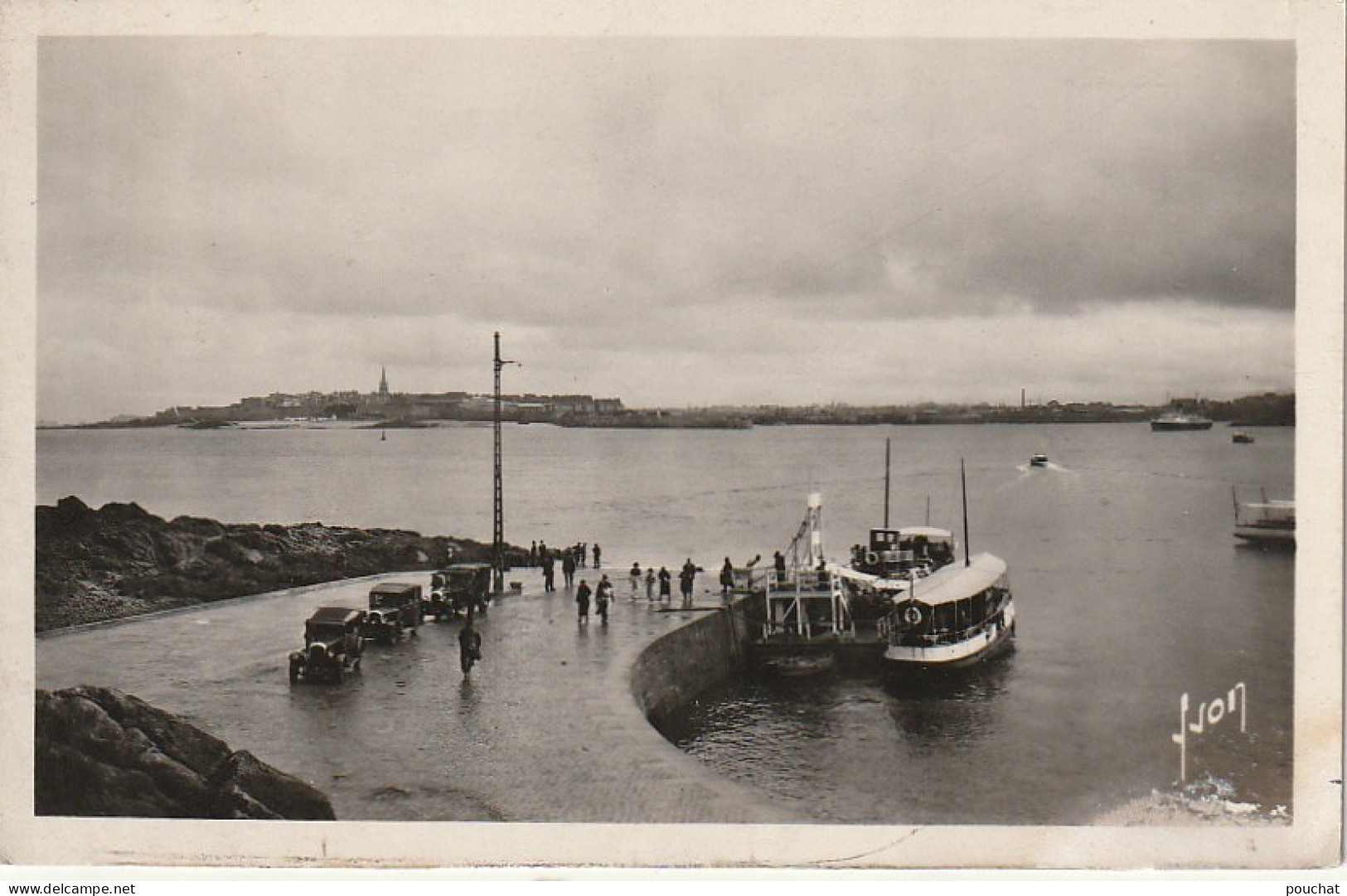 ZY 50-(35) DINARD - L' EMBARCADERE DES VEDETTES , AU FOND ST MALO - AUTOMOBILES - 2 SCANS - Dinard