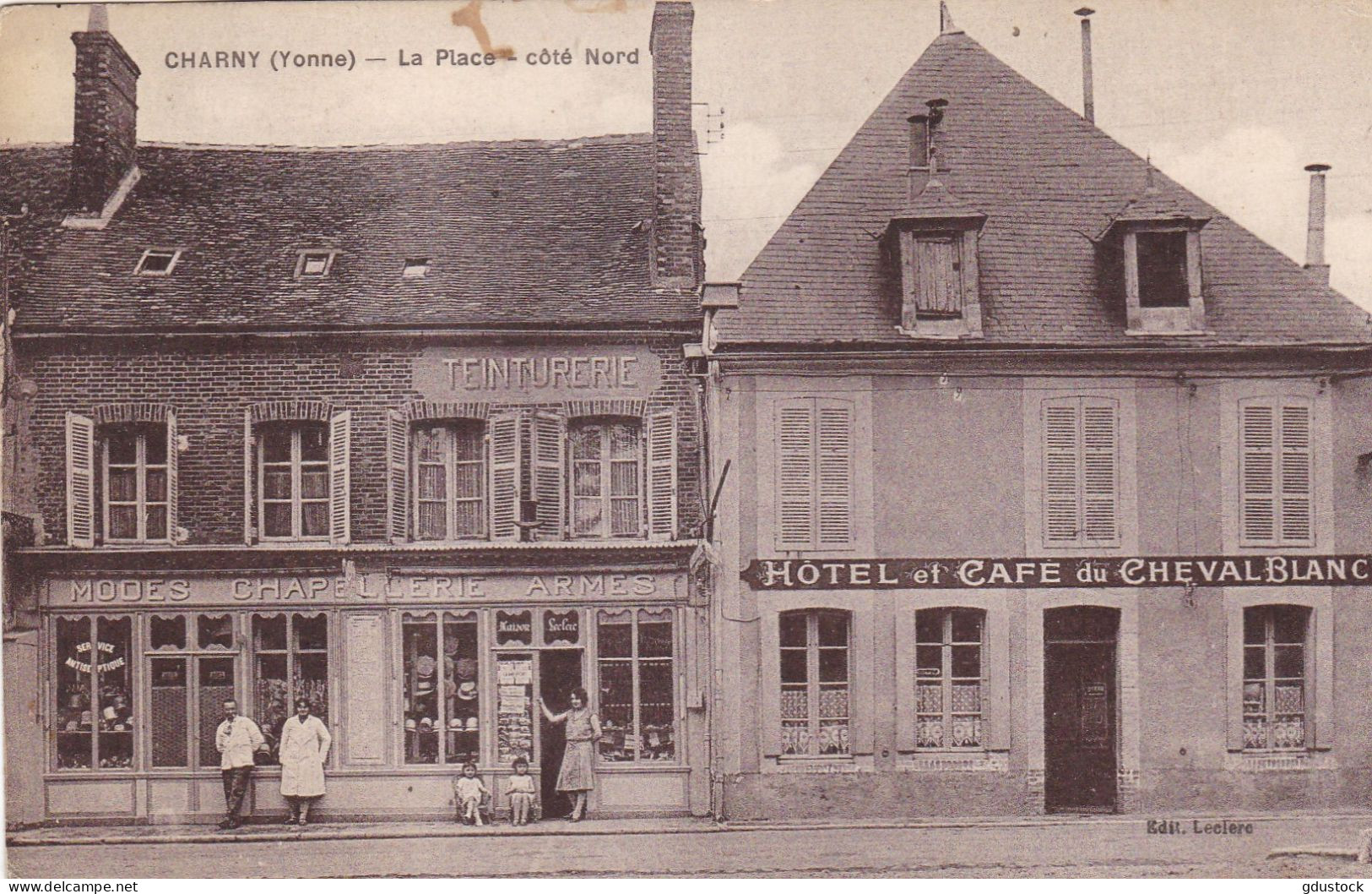 Yonne - Charny - La Place Côté Nord - Charny