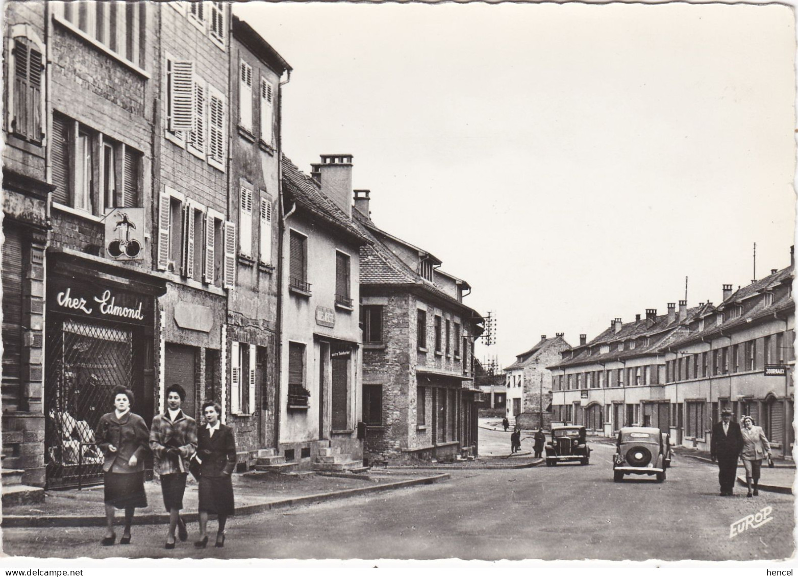 PUTTELANGE. Place Du Marché. Voitures Anciennes - Puttelange