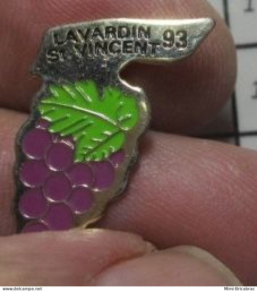 3517 Pin's Pins / Beau Et Rare / BOISSONS / VIN ROUGE FETE ST VINCENT LAVARDIN 93 GRAPPE RAISIN - Dranken